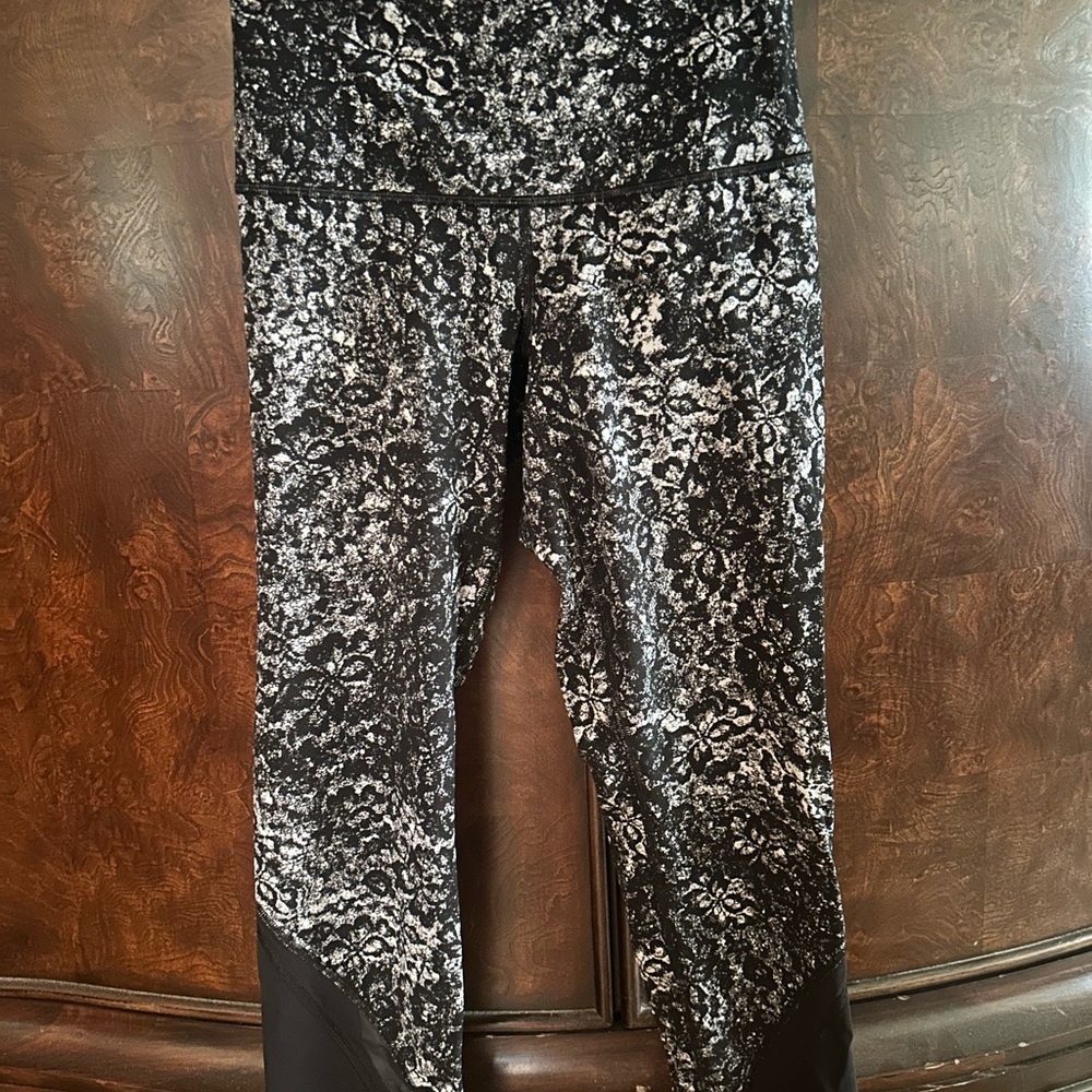 Lululemon Athletica Black and Gray Small flower Patterned Leggings 25’